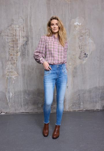 Короткие джинсы