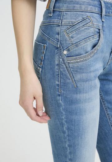 Короткие джинсы