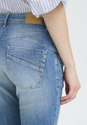 Короткие джинсы