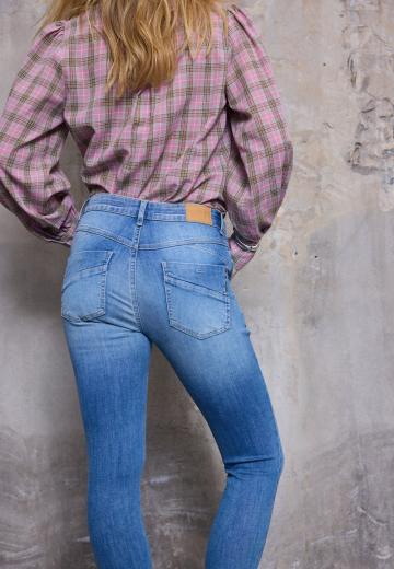 Короткие джинсы