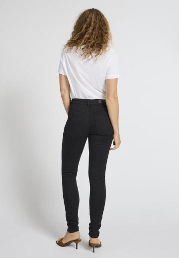 Узкие джинсы