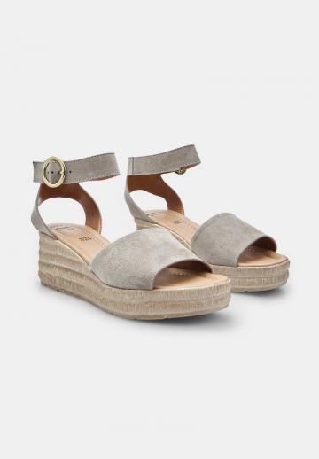 Босоножки на танкетке