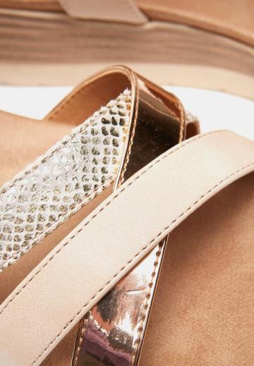 Босоножки на танкетке