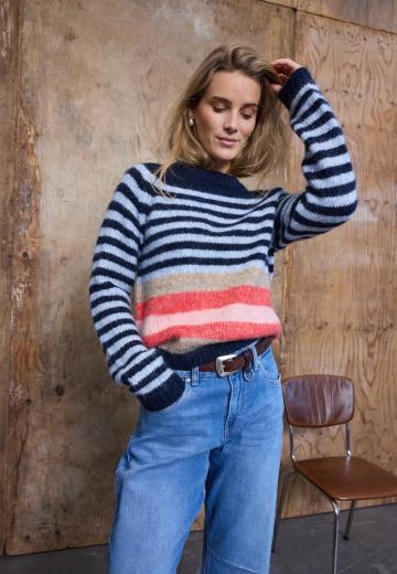 Пуловер в полоску