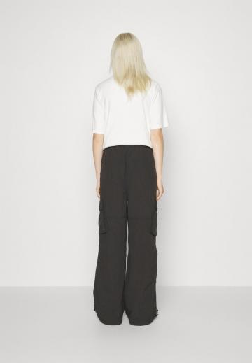 Брюки с накладными карманами