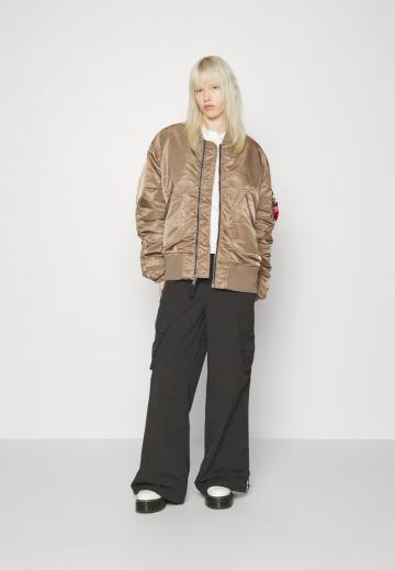 Брюки с накладными карманами