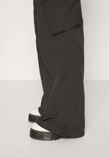 Брюки с накладными карманами