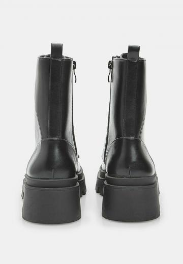 Ботинки на шнуровке