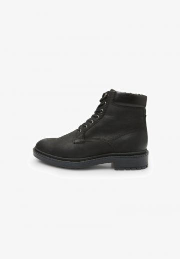 Ботинки на шнуровке