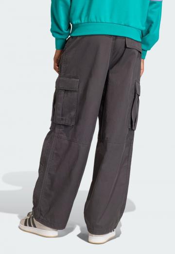 Брюки с накладными карманами