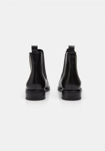 Полусапожки на высоком каблуке