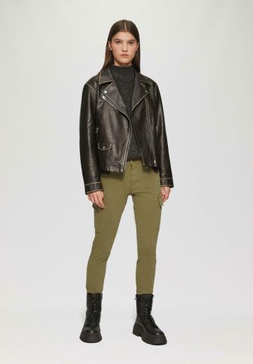 Брюки с накладными карманами