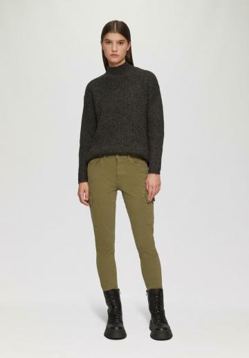 Брюки с накладными карманами