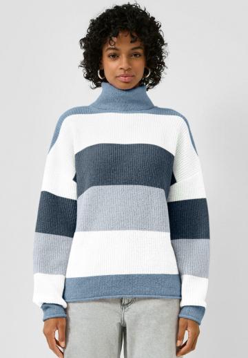 Пуловер в полоску