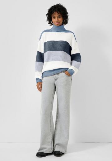 Пуловер в полоску