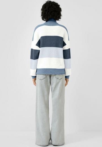 Пуловер в полоску