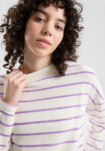Пуловер в полоску