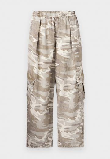 Брюки с накладными карманами