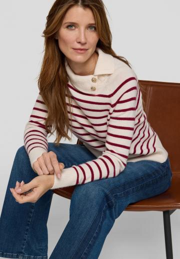 Пуловер в полоску