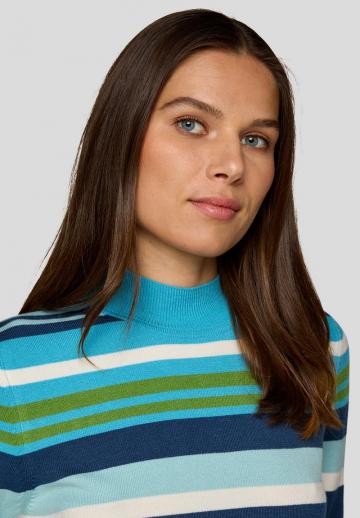 Пуловер в полоску
