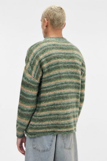 Пуловер в полоску