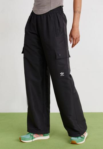 Брюки с накладными карманами