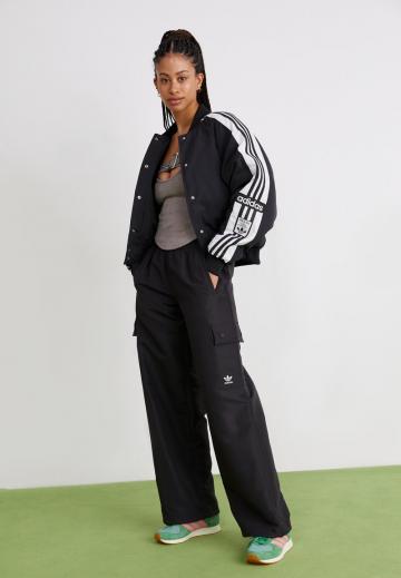 Брюки с накладными карманами