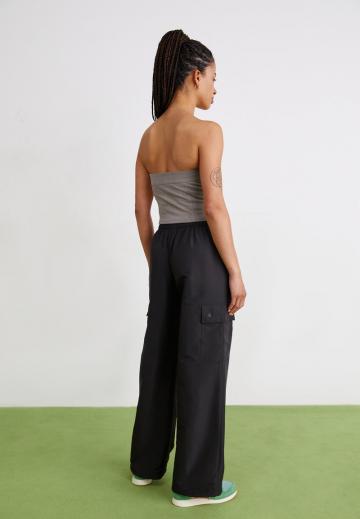 Брюки с накладными карманами