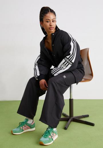 Брюки с накладными карманами