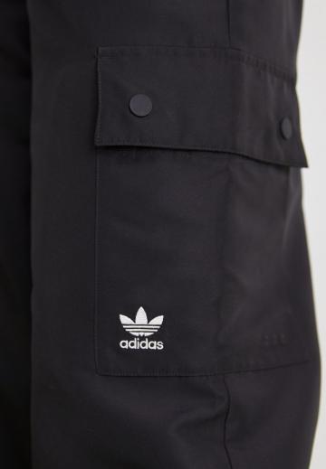 Брюки с накладными карманами