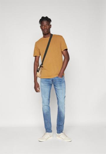 Узкие джинсы