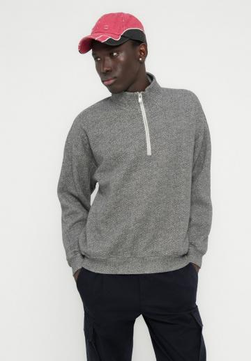 Брюки с накладными карманами