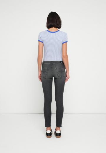 Узкие джинсы