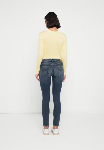 Узкие джинсы