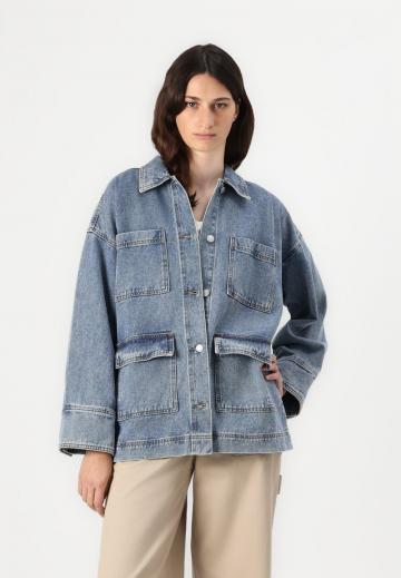 Куртка с накладнымит карманами