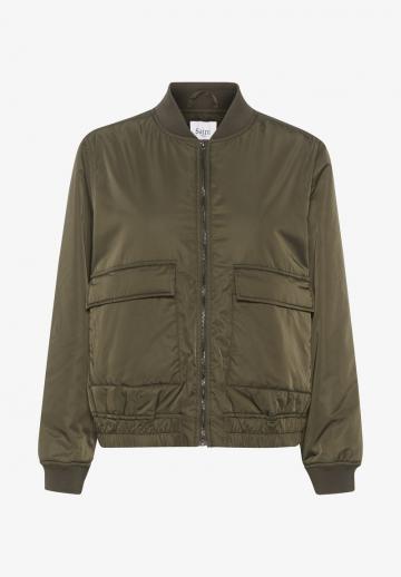 Куртка с накладнымит карманами