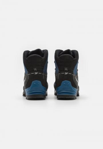 Походные кроссовки