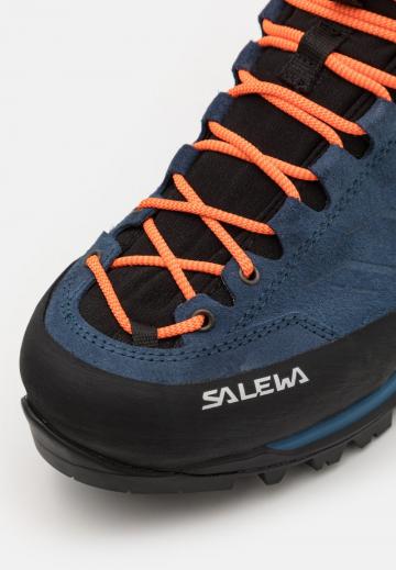 Походные кроссовки