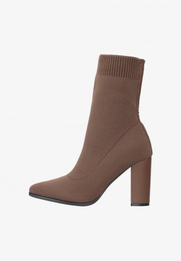 Полусапожки на высоком каблуке