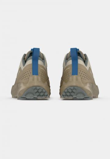 Походные кроссовки