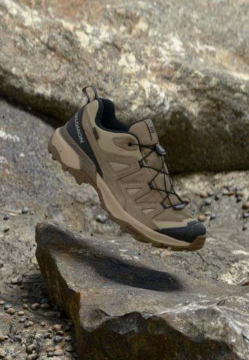 Походные кроссовки