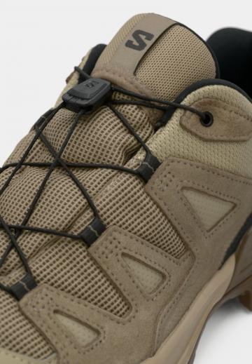 Походные кроссовки