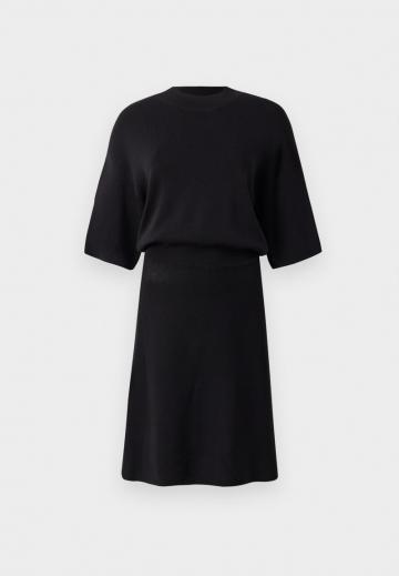 Вязаное платье