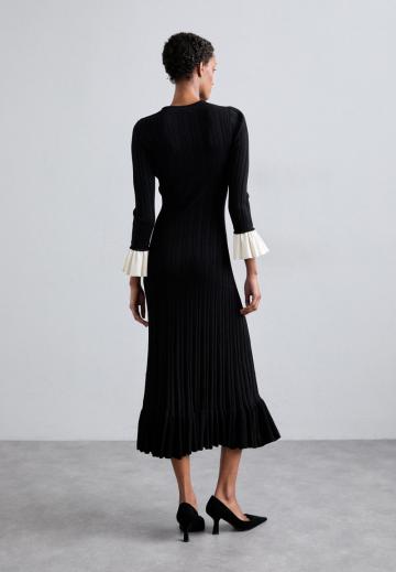 Вязаное платье