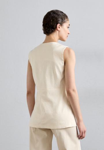 Длинный жилет