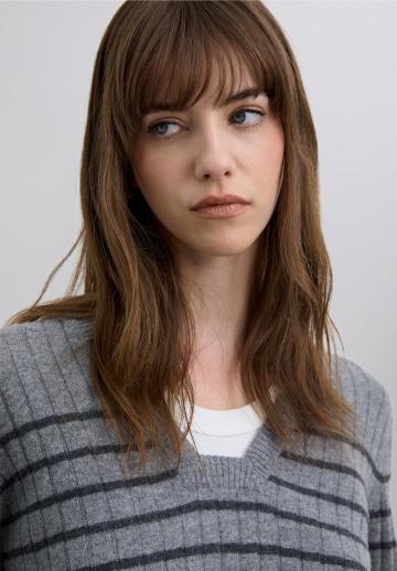 Пуловер в полоску