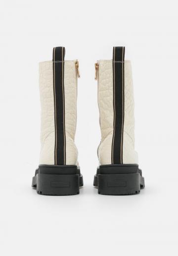 Ботинки на шнуровке