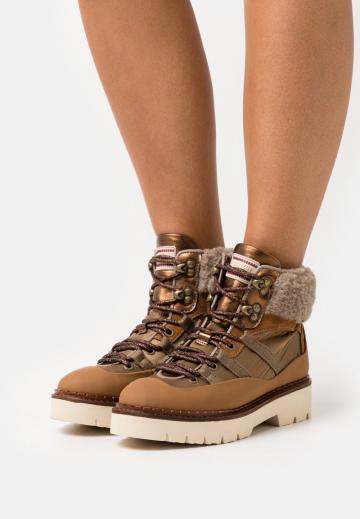 Ботинки на шнуровке