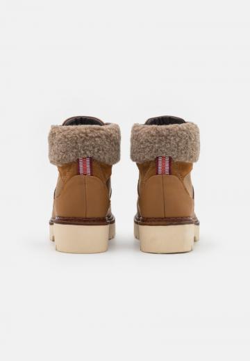 Ботинки на шнуровке