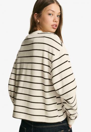 Пуловер в полоску